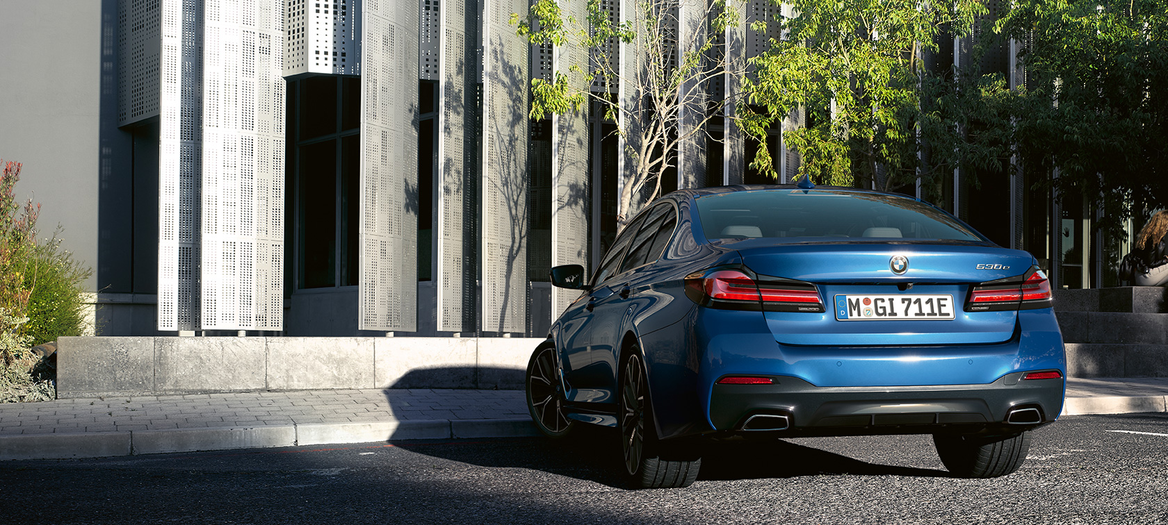 BMW Série 5 Berlina, G30, parado BMW Série 5 Berlina, G30, atualização, 2020, pintura azul Phytonic, parado, perspetiva traseira