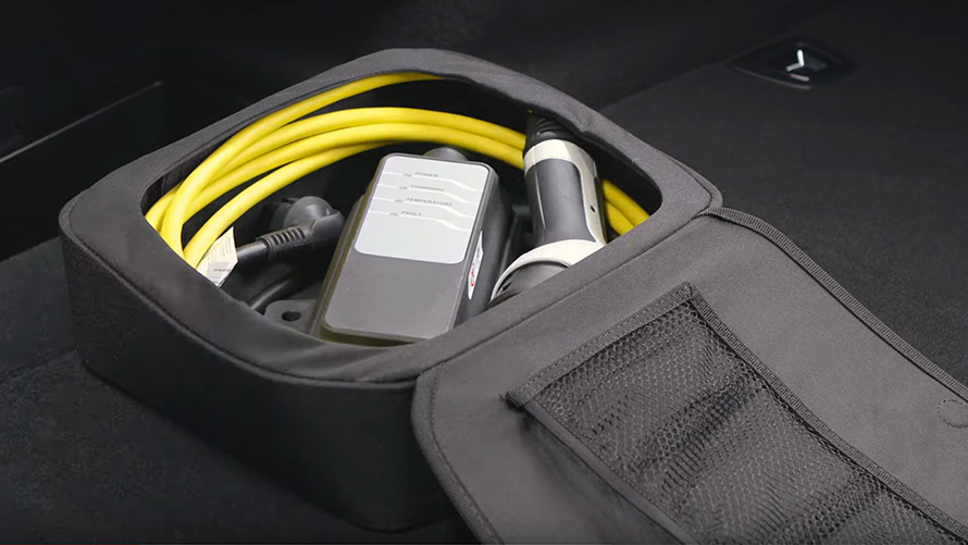 Acessórios de carregamento para híbrido plug-in BMW numa bolsa Acessórios de carregamento BMW para híbrido plug-in BMW numa bolsa, grande plano