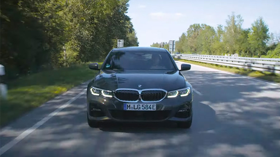 Híbrido plug-in BMW, em movimento na rua Híbrido plug-in BMW, em movimento na rua, perspetiva frontal