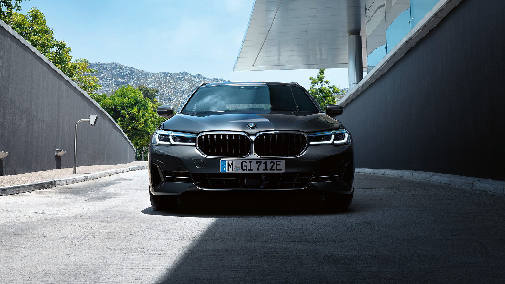 Grelha BMW em forma de rim e spoiler dianteiro, BMW Série 5 Touring, G31 Grelha BMW em forma de rim e spoiler dianteiro, BMW Série 5 Touring, G31, atualização, 2020, pintura cinza Sophisto, grande plano da dianteira