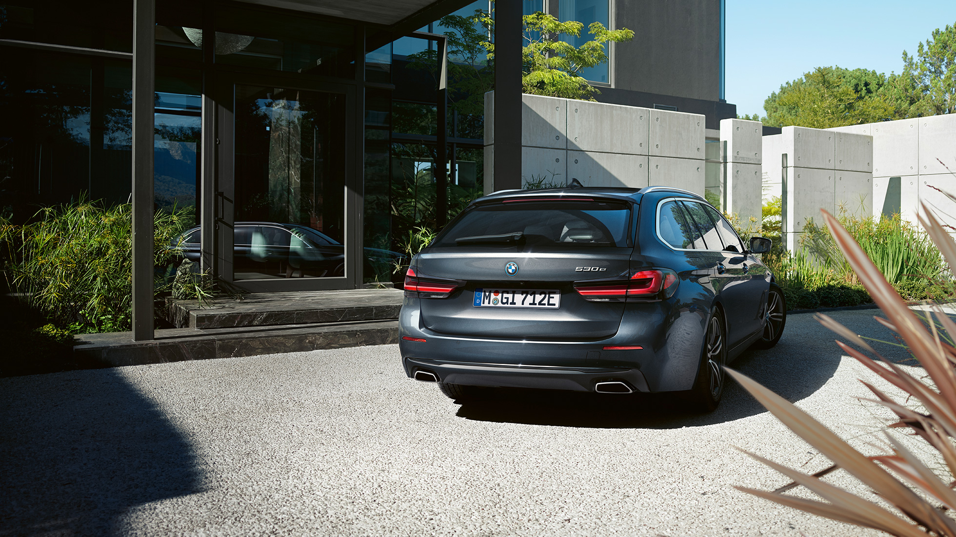 Spoiler traseiro e ponteiras de escape de forma livre, BMW Série 5 Touring, G31 Spoiler traseiro e ponteiras de escape de forma livre, BMW Série 5 Touring, G31, atualização, 2020, pintura cinza Sophisto, grande plano da traseira
