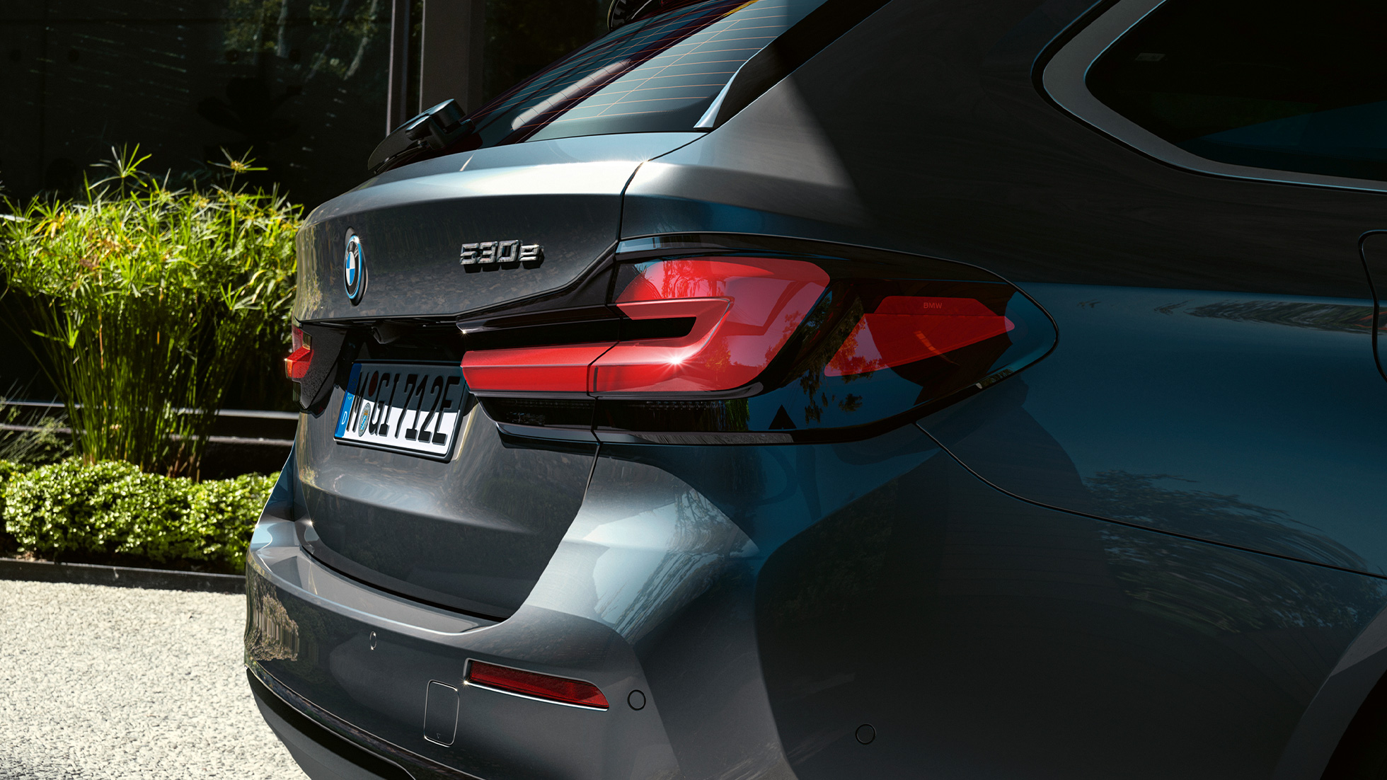 Faróis traseiros em 3D, BMW Série 5 Touring, G31 Faróis traseiros em 3D, BMW Série 5 Touring, G31, atualização, 2020, pintura cinza Sophisto, grande plano da traseira