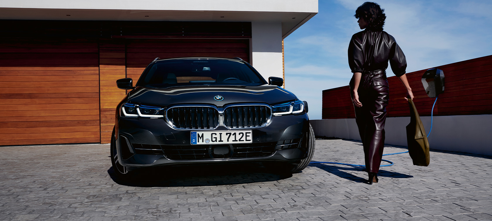BMW Série 5 Touring híbrido plug-in, 2021, G31, perspetiva frontal, a carregar BMW Série 5 Touring híbrido plug-in, 2021, G31 perspetiva frontal, a carregar com um modelo