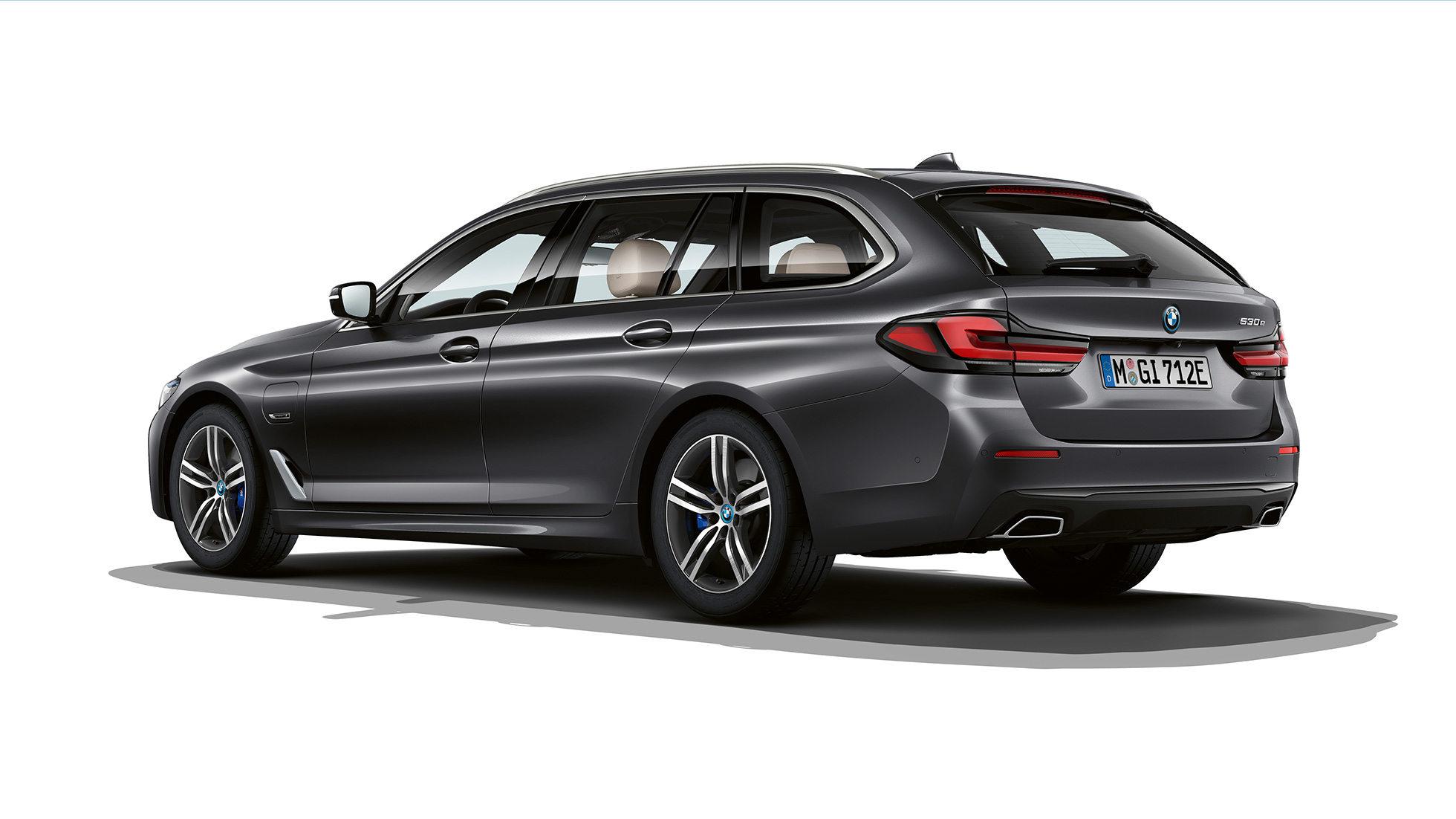 BMW Série 5 Touring, G31, versão base, traseira BMW Série 5 Touring 530i, G31, 2020, versão base, pintura cinza Sophisto, perspetiva traseira a três quartos