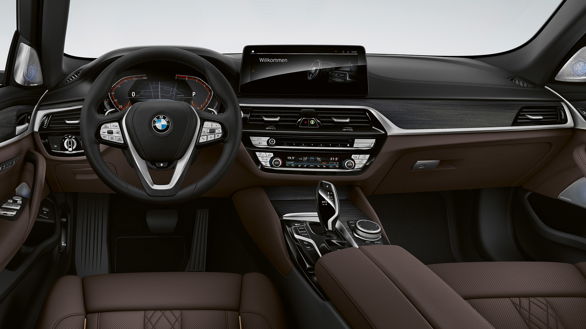 Posto de condução, BMW Série 5 Touring, G31, Versão Luxury Line Posto de condução, BMW Série 5 Touring 530i, G31, 2020, Versão Luxury Line, estofos em pele Exclusive Nappa em Mocha, com costuras exclusivas e debrum contrastante, interior
