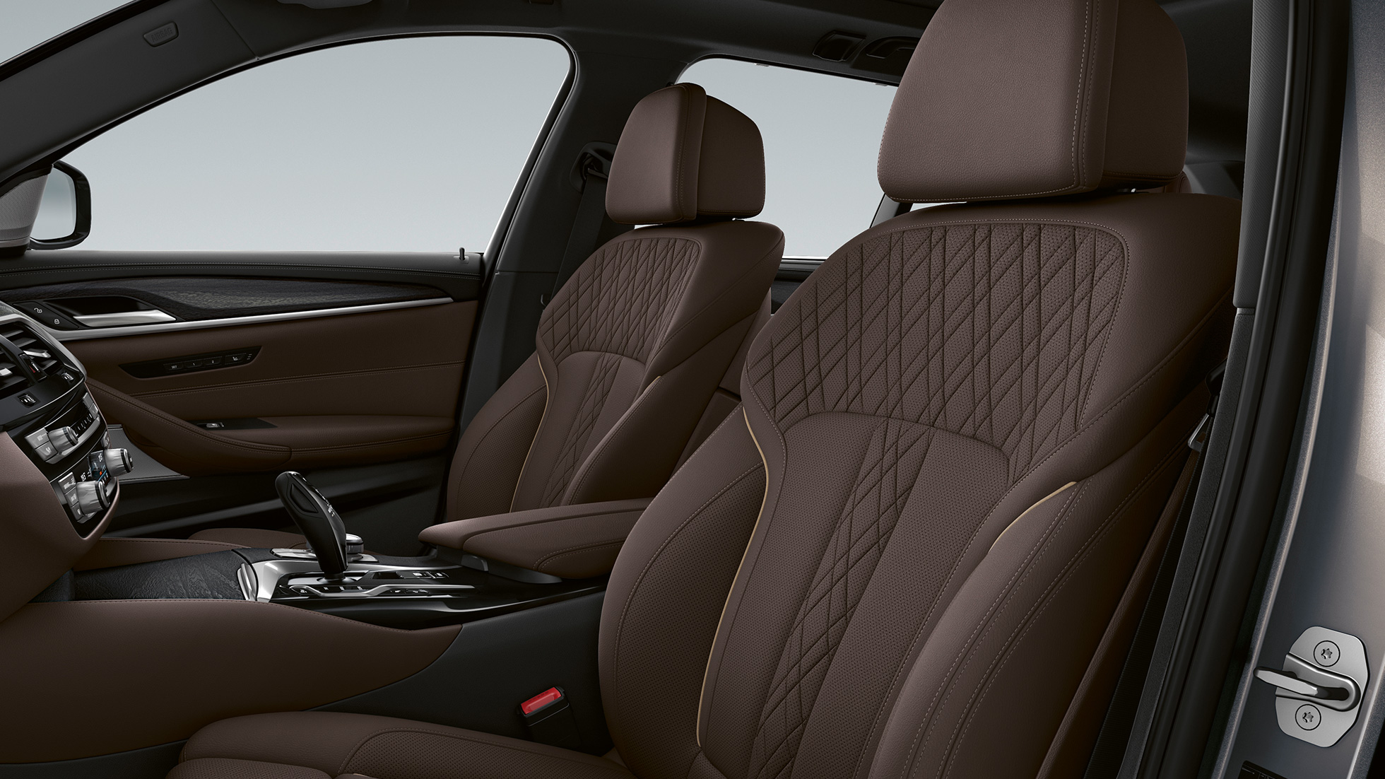 Estofos, BMW Série 5 Touring, G31 Versão Luxury Line Estofos em pele Exclusive Nappa em Mocha com costuras exclusivas e debrum contrastante, BMW Série 5 Touring 530i, G31, 2020, Versão Luxury Line, interior