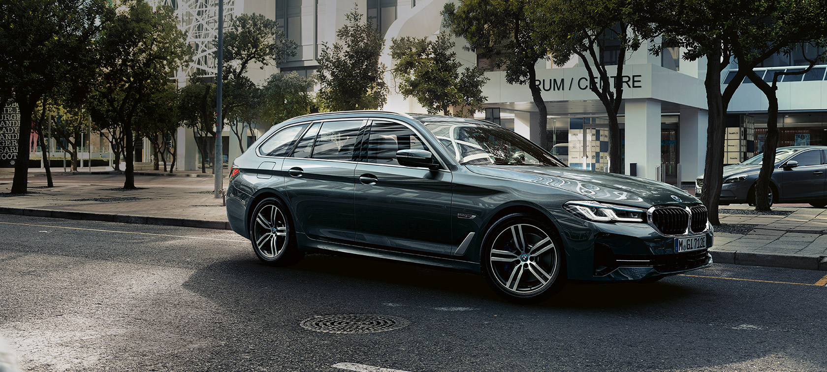 BMW Série 5 Touring, G31, atualização, 2020, cinza Sophisto, perspetiva frontal 7/8, em movimento próximo da periferia