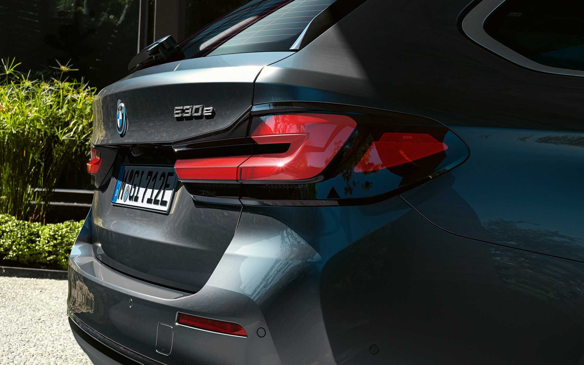 Faróis traseiros em 3D, BMW Série 5 Touring, G31, LCI Faróis traseiros em 3D, BMW Série 5 Touring, G31, atualização, 2020, pintura cinza Sophisto, grande plano da traseira
