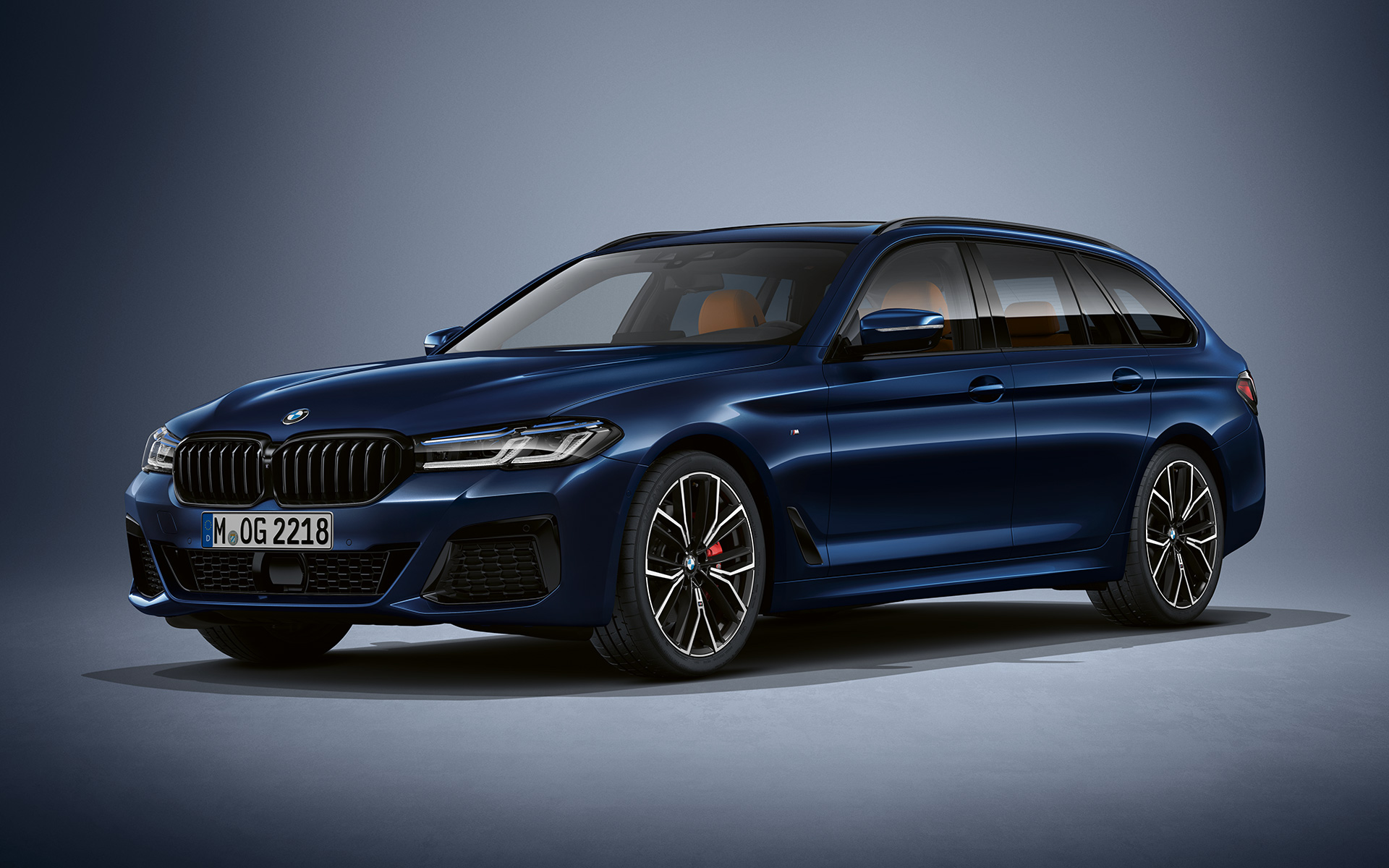 BMW Série 5 Touring, G31, LCI, em azul Tanzanite BMW Individual metalizada BMW Série 5 Touring, BMW Individual, G31, atualização, 2020, perspetiva frontal a três quartos, parado, em azul Tanzanite BMW Individual metalizada