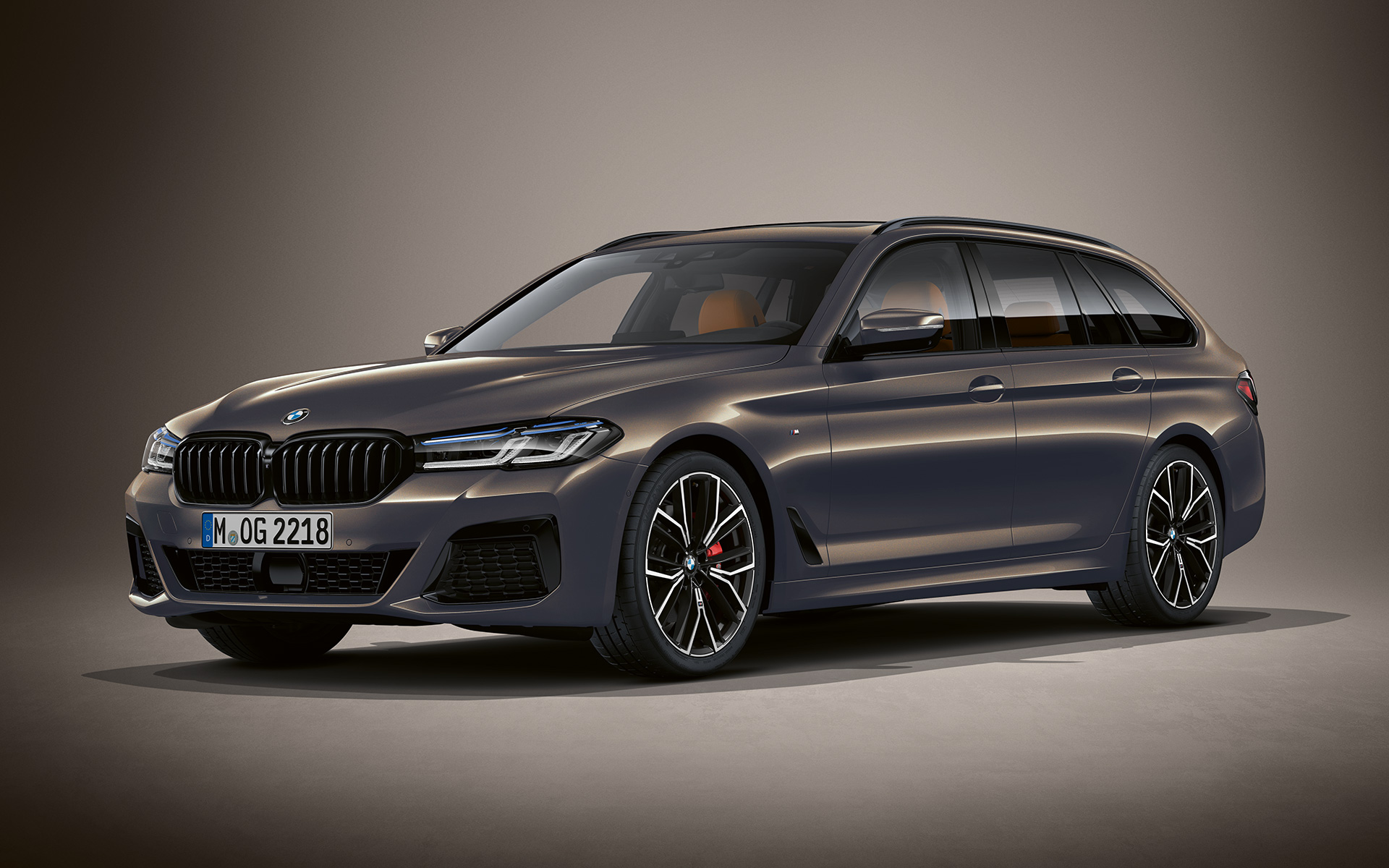BMW Série 5 Touring, G31, LCI, em cinza Alvite BMW Individual metalizada BMW Série 5 Touring, BMW Individual, G31, atualização, 2020, perspetiva frontal a três quartos, parado, em cinza Alvite BMW Individual metalizada