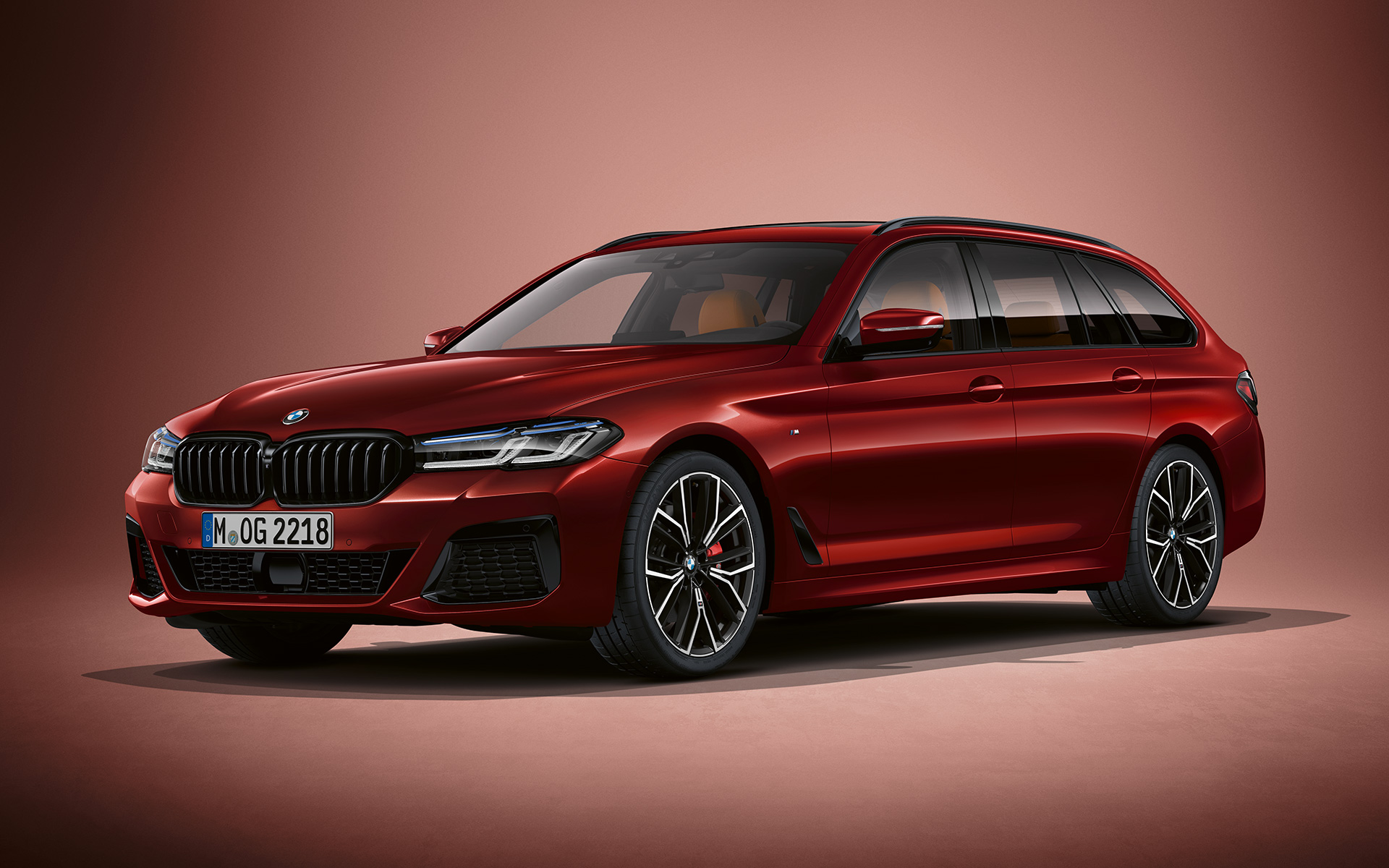 BMW Série 5 Touring, G31, LCI, em vermelho Aventurine BMW Individual metalizada BMW Série 5 Touring, BMW Individual, G31, atualização, 2020, perspetiva frontal a três quartos, parado, em vermelho Aventurine BMW Individual metalizada