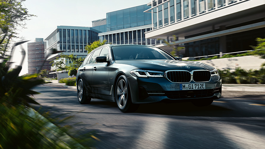 BMW Série 5 Touring, G31, LCI, exterior BMW Série 5 Touring, G31, atualização, 2020, 530e PHEV, cinza Sophisto, em movimento numa estrada secundária