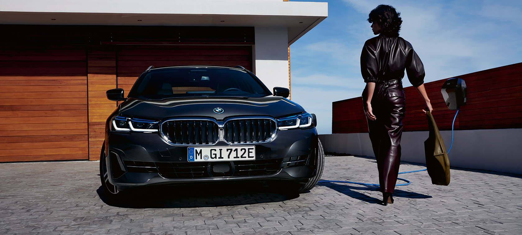 BMW Série 5 Touring híbrido plug-in, 2021, G31, LCI, perspetiva frontal, a carregar BMW Série 5 Touring híbrido plug-in, 2021, G31, LCI, perspetiva frontal, a carregar com um modelo