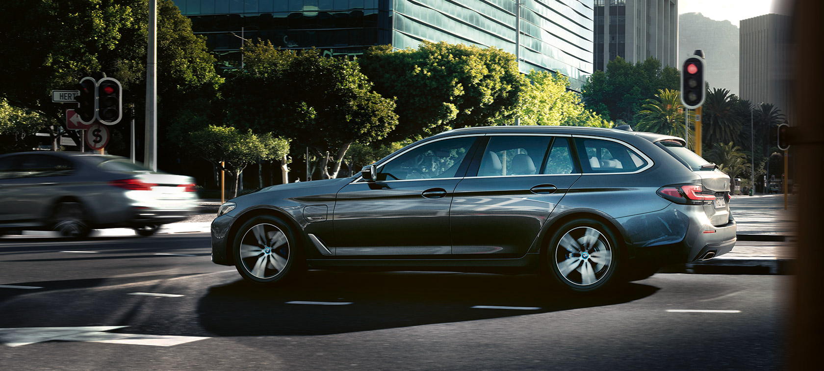 BMW 530e Touring, G31, LCI, em cinza Sophisto metalizada, parado à frente de um edifício BMW 530e Touring, G31, LCI, em cinza Sophisto metalizada, parado à frente de um edifício