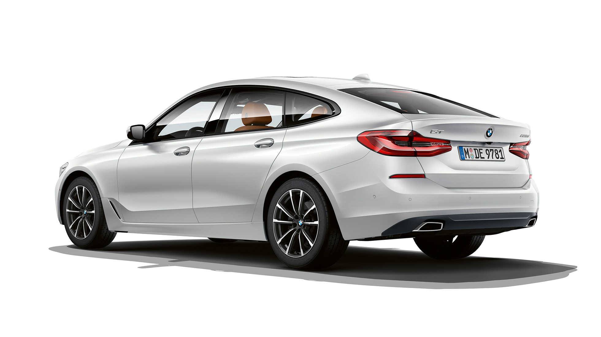 Perspetiva traseira do BMW Série 6 Gran Turismo, versão base, G32, 2020 BMW Série 6 Gran Turismo, G32, 2020, versão base, pintura branco Mineral metalizada, perspetiva frontal a três quartos