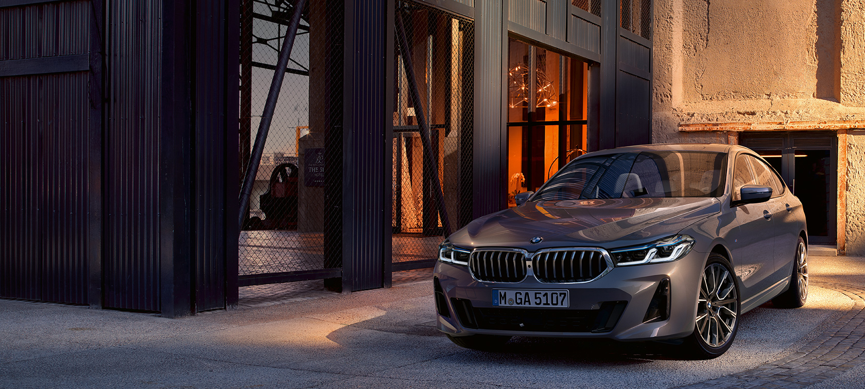 BMW Série 6 Gran Turismo, G32, 2020 BMW Série 6 Gran Turismo 640i xDrive, G32, 2020, cinza Bernina, perspetiva frontal a três quartos, parado num salão