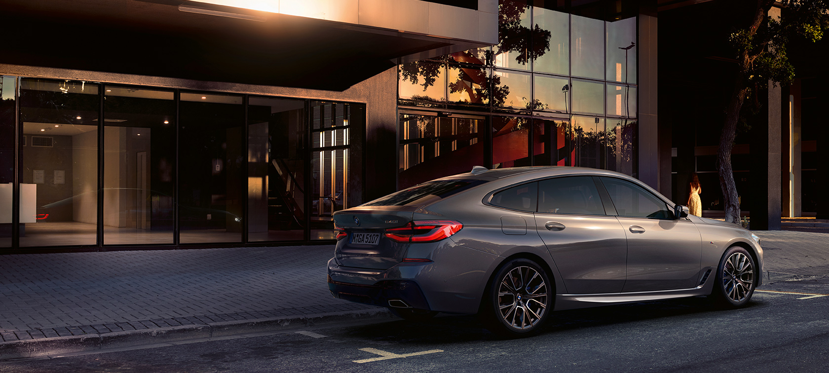 BMW Série 6 Gran Turismo, G32, 2020 BMW Série 6 Gran Turismo 640i xDrive, G32, 2020, pintura cinza Bernina, perspetiva lateral traseira, estacionado em frente a um edifício