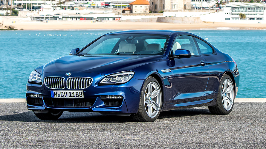 BMW Série 6 Coupé (F13), perspetiva dianteira a três quartos, em frente a uma praia BMW Série 6 Coupé (F13), perspetiva dianteira a três quartos, em frente a uma praia
