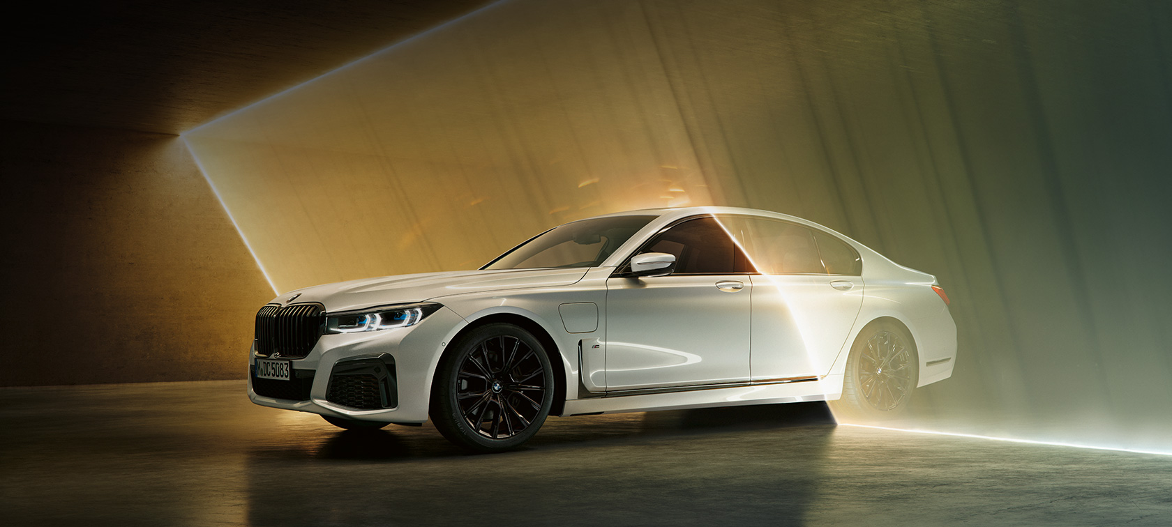 BMW Série 7 Berlina, em branco, perspetiva frontal a três quartos BMW Série 7 Berlina: BMW em branco em perspetiva frontal a três quartos, rodeado por um feixe de luz
