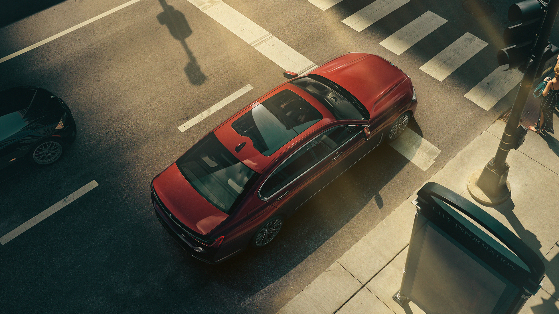 BMW Série 7 Berlina BMW Individual, perspetiva aérea Perspetiva aérea do BMW Série 7 Berlina BMW Individual em vermelho
