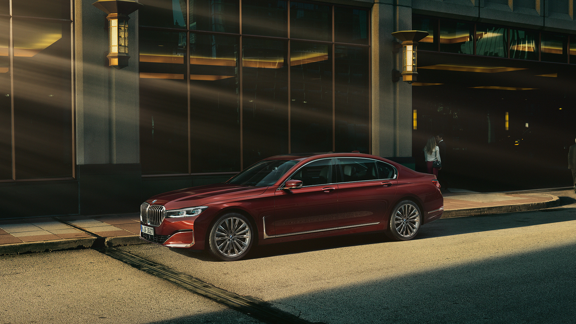 BMW Série 7 Berlina BMW Individual, perspetiva lateral Perspetiva lateral em frente a um cenário urbano do BMW Série 7 Berlina BMW Individual em vermelho