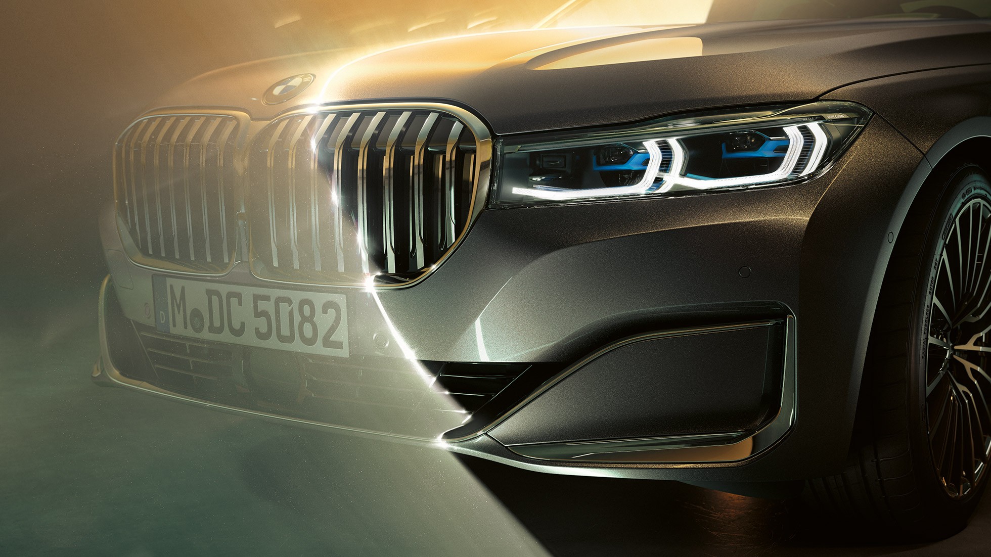 BMW Série 7 Berlina, grelha em forma de rim e luzes BMW Laserlight BMW Série 7 Berlina: grande plano da dianteira com a grelha em forma de rim e luzes BMW Laserlight