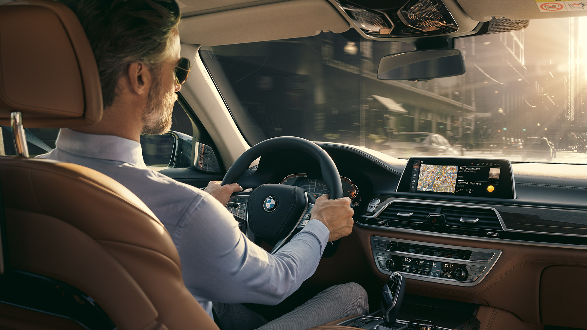 Componentes de ligação em rede do BMW Série 7 Berlina BMW Série 7 Berlina: homem sentado a utilizar os componentes de ligação em rede