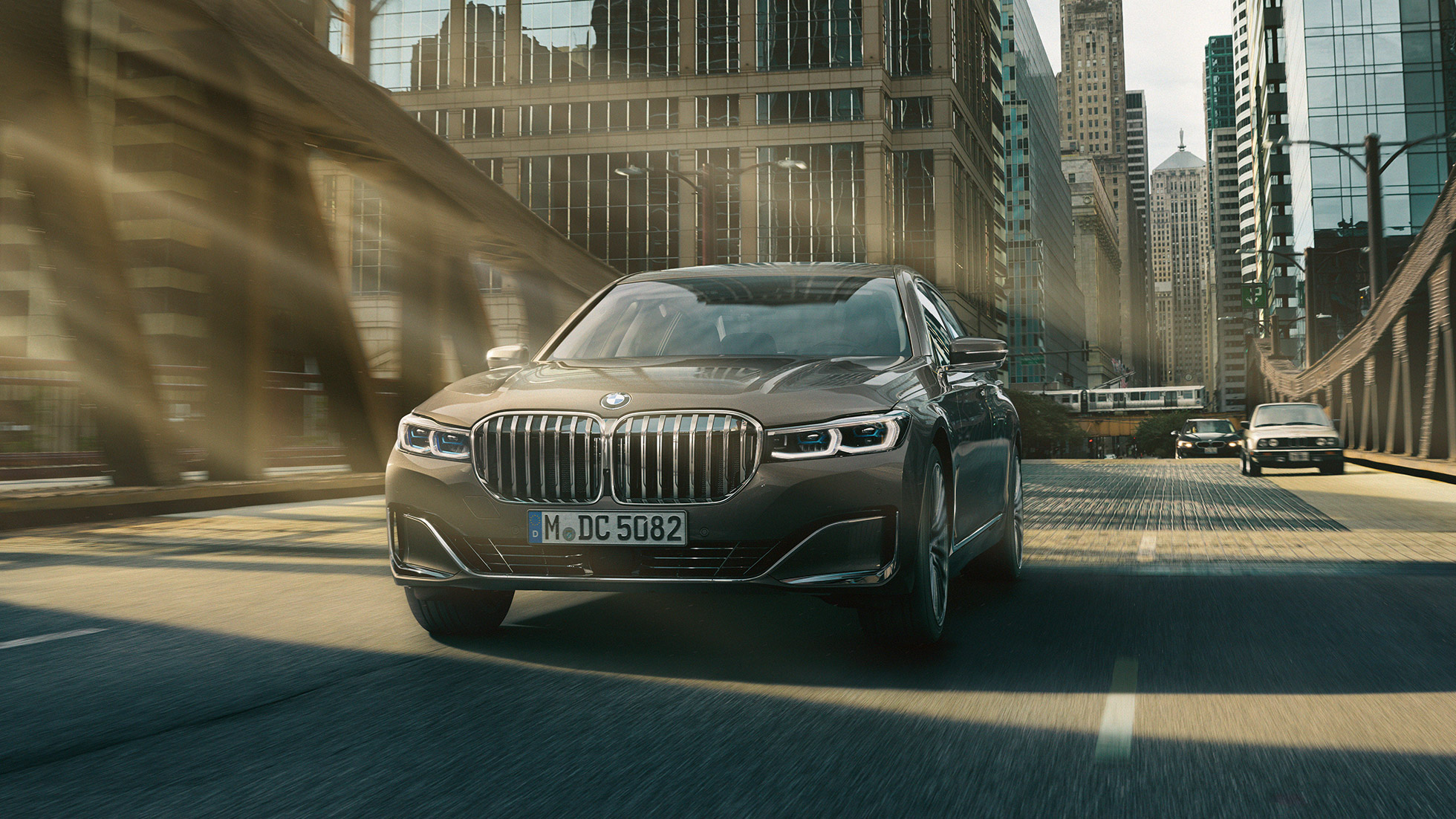 Sistemas de assistência ao condutor do BMW Série 7 Berlina Sistemas de assistência ao condutor: BMW Série 7 Berlina em movimento, em frente a um cenário urbano