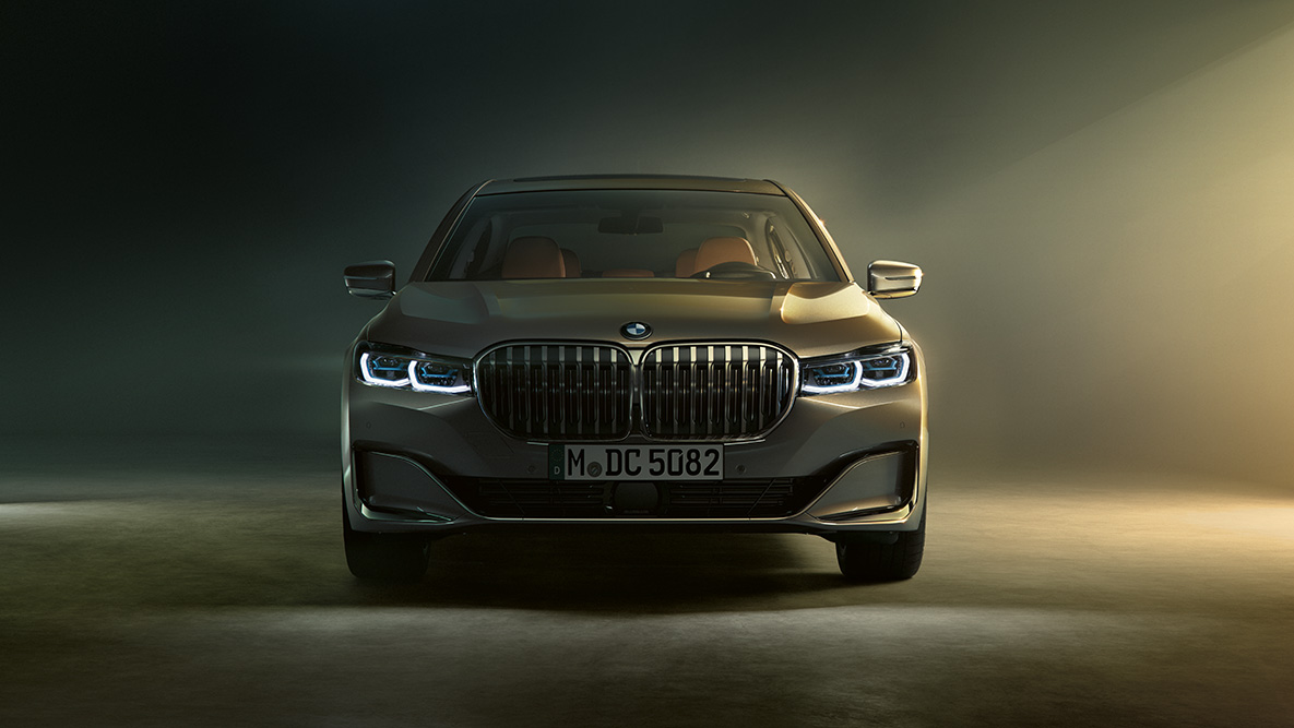 Perspetiva frontal do BMW Série 7 Berlina BMW Série 7 Berlina: perspetiva frontal com luz reduzida