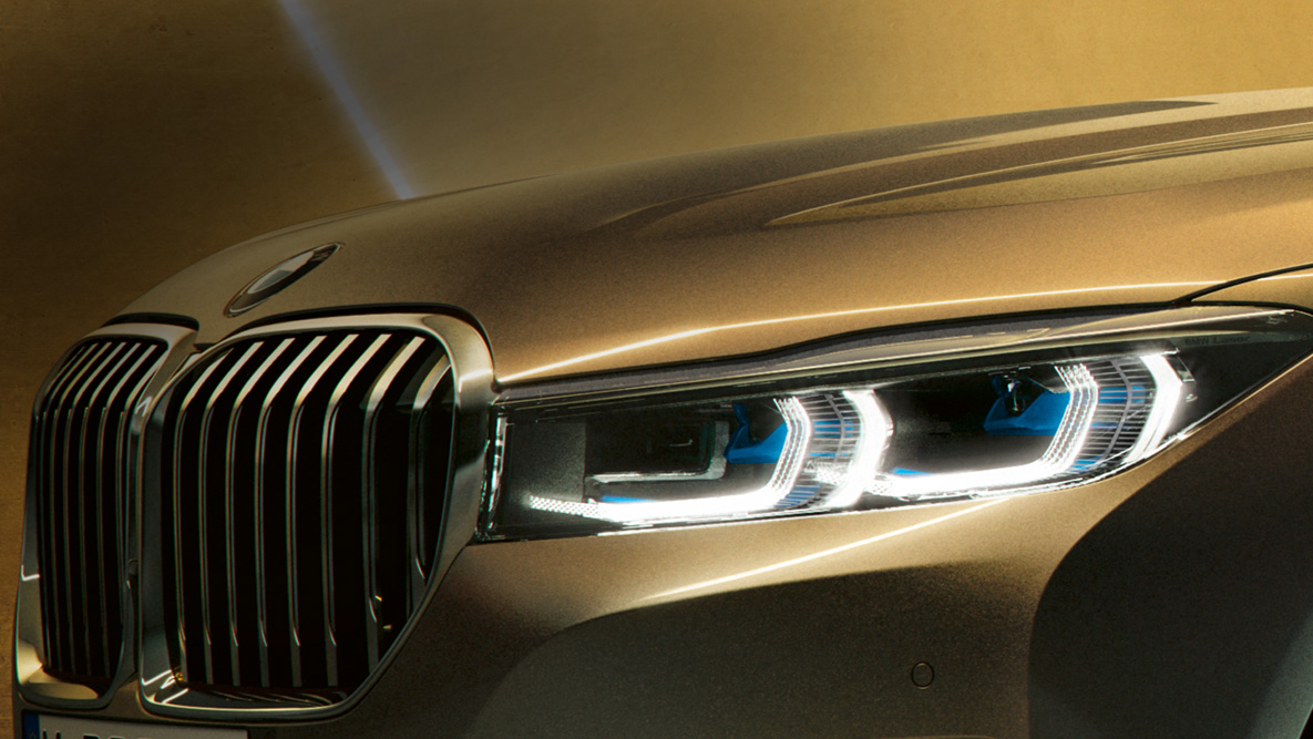 Luzes BMW Laserlight do BMW Série 7 Berlina BMW Série 7 Berlina: grande plano das luzes BMW Laserlight com feixes em azul/branco