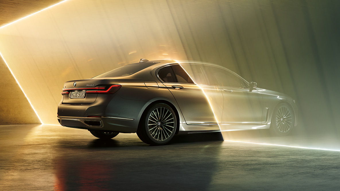 BMW Série 7 Berlina em cinza Bernina BMW Série 7 Berlina em cinza Bernina, em perspetiva traseira a três quartos, rodeado por um feixe de luz