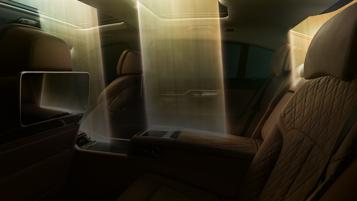 Interior do BMW Série 7 Berlina Interior do BMW Série 7 Berlina: incidência da luz através do teto de abrir panorâmico
