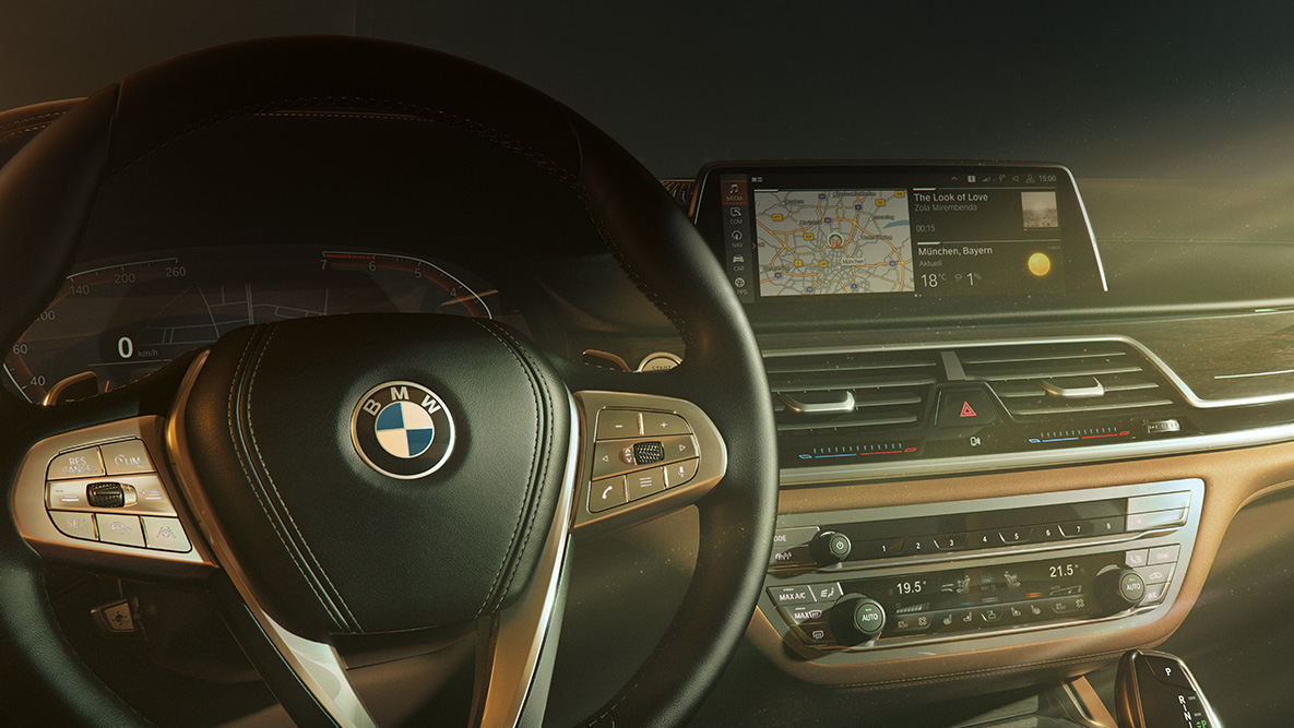 Atualização à distância de software BMW do BMW Série 7 Berlina Atualização à distância de software BMW: grande plano do painel de instrumentos