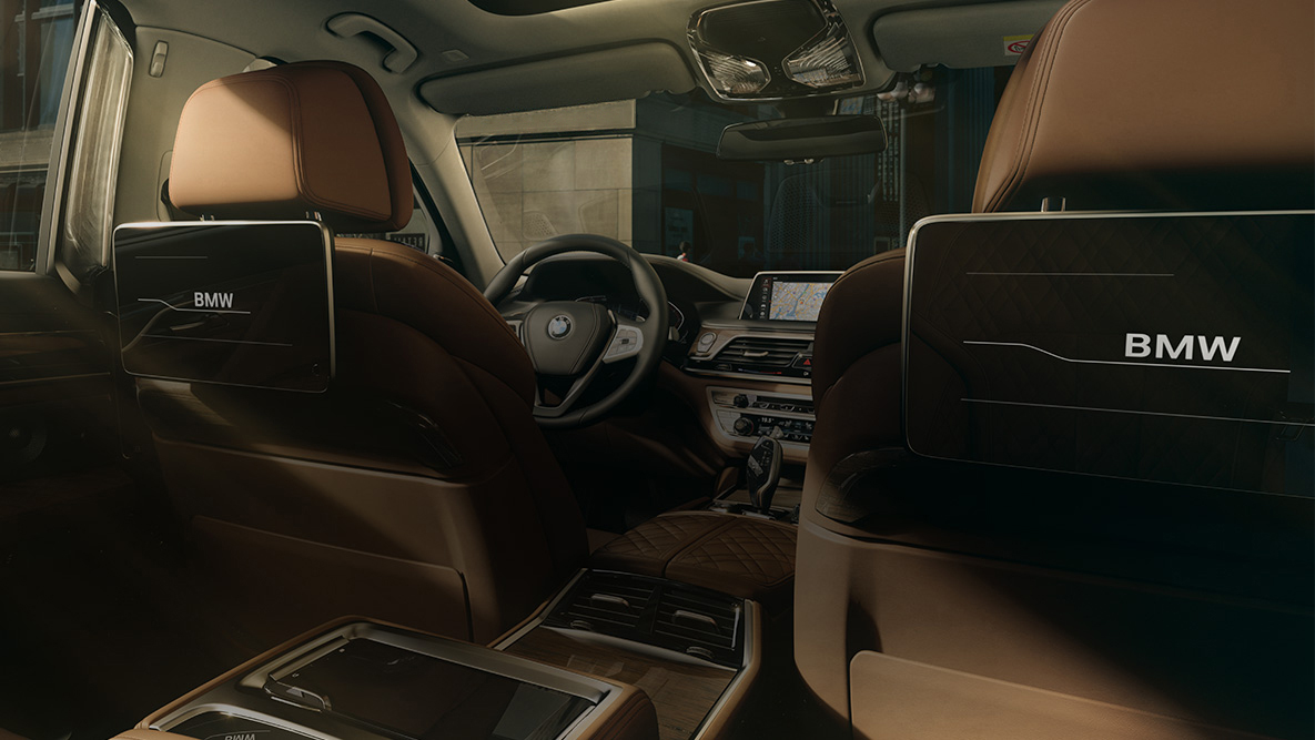 Sistema multimédia para os bancos traseiros do BMW Série 7 Berlina BMW Série 7 Berlina: perspetiva do sistema multimédia para os bancos traseiros com ecrãs táteis HD