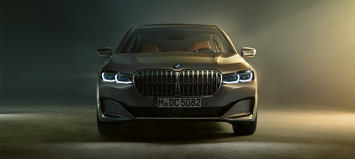 BMW Série 7 Berlina em vista frontal BMW Série 7 Berlina: vista frontal em luz escurecida