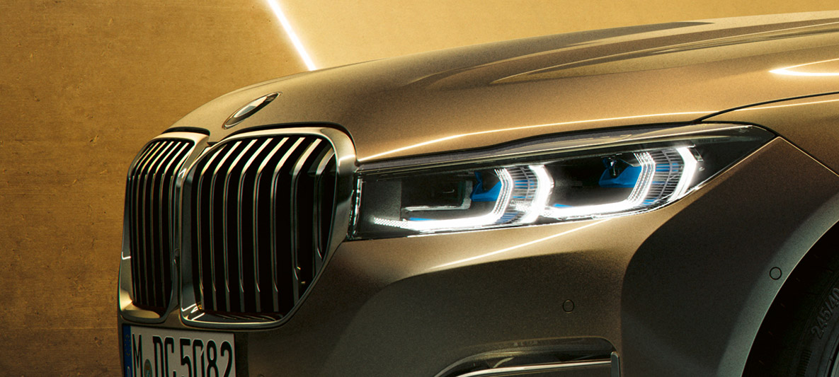 BMW Série 7 Berlina laserlight BMW Série 7 Berlina: close-up de laserlight com feixes brancos e azuis