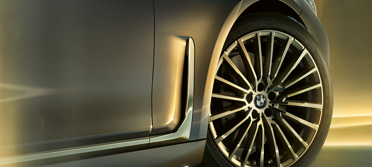 Rodas do BMW Série 7 Berlina com design multi-raio BMW Série 7 Berlina: close-up de rodas com design multi-raio