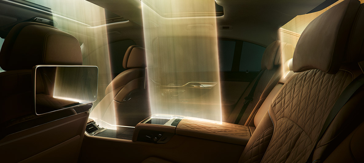Interior do BMW Série 7 Berlina Interior do BMW Série 7 Berlina: incidência de luz através do tejadilho de vidro Panorama