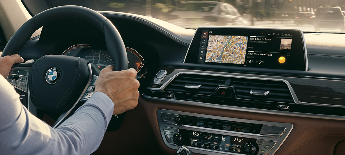 BMW Intelligent Personal Assistant BMW Intelligent Personal Assistant: homem a conduzir BMW, detalhe do Live Cockpit Professional