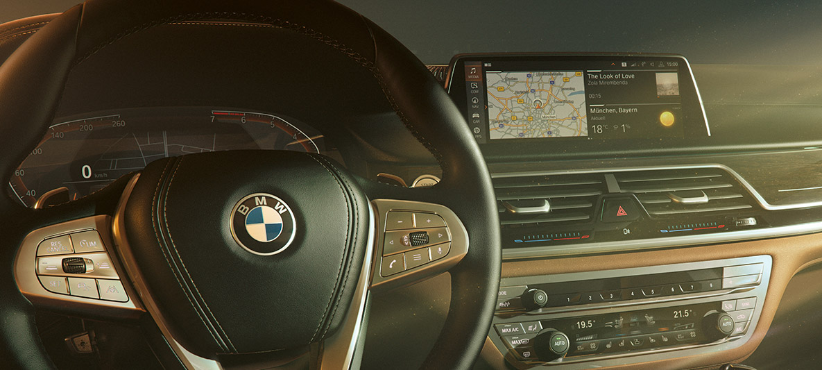 BMW Remote Software Upgrade do BMW Série 7 Berlina BMW Remote Software Upgrade: close-up do painel de instrumentos