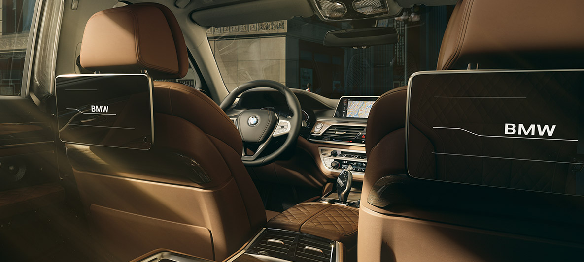 Sistema multimédia para os bancos traseiros do BMW Série 7 Berlina BMW Série 7 Berlina: vista a partir de trás para o sistema multimédia para os bancos traseiros com ecrãs Touch HD