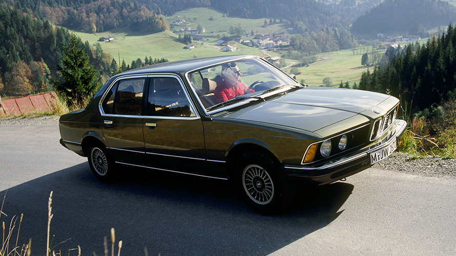 BMW Série 7 Berlina (E23), perspetiva lateral 7/8, em movimento BMW Série 7 Berlina (E23), perspetiva lateral 7/8, em movimento