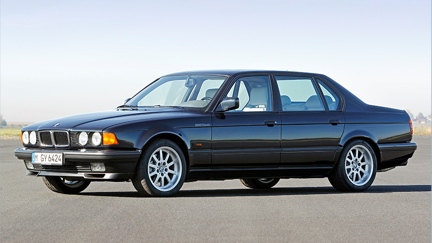 BMW Série 7 Berlina (E23), perspetiva lateral 7/8, parado BMW Série 7 Berlina (E23), perspetiva lateral 7/8, parado