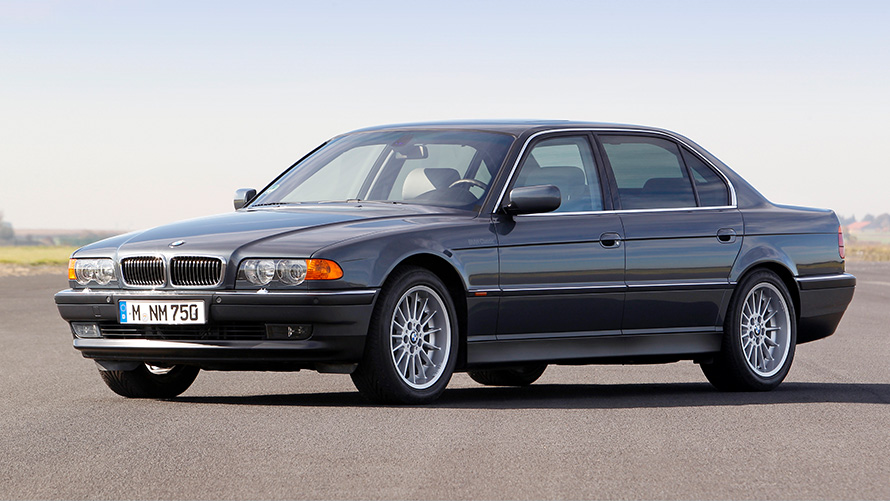 BMW Série 7 Berlina (E38), perspetiva lateral 7/8, parado BMW Série 7 Berlina (E38), perspetiva lateral 7/8, parado