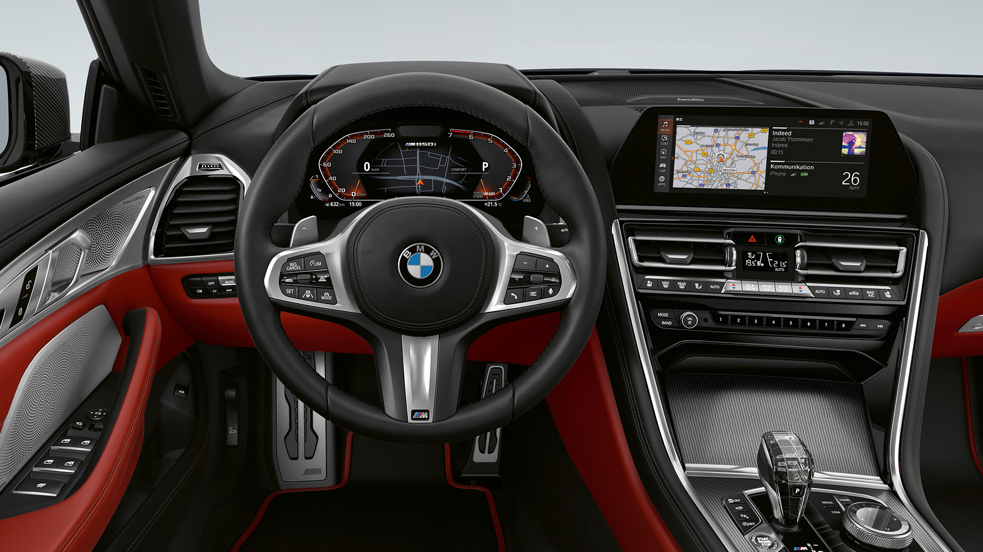 BMW M850i xDrive em preto Carbon metalizado, posto de condução com volante M em pele. BMW M850i xDrive em preto Carbon metalizado, posto de condução com volante M em pele.