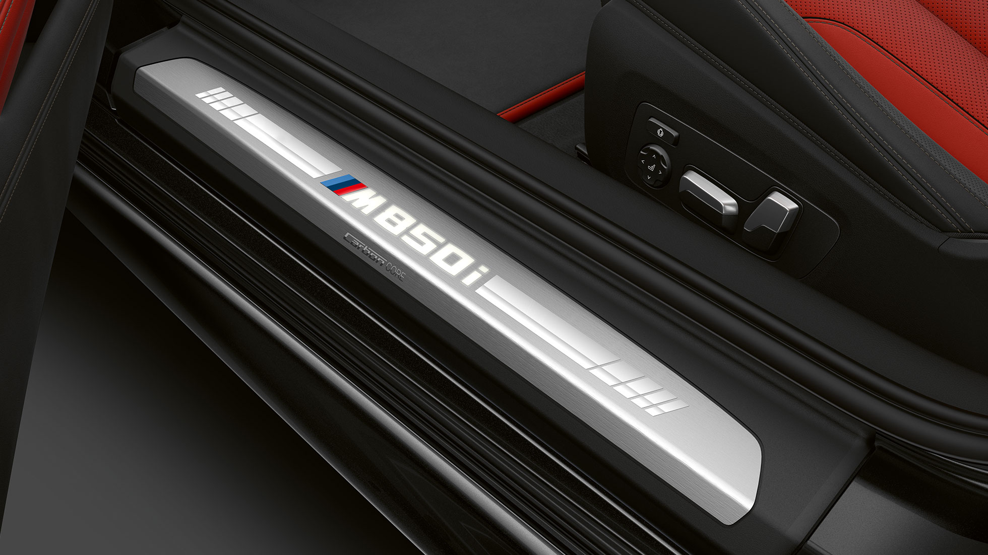 BMW M850i xDrive em preto Carbon metalizado, soleira da porta. BMW M850i xDrive em preto Carbon metalizado, soleira da porta.