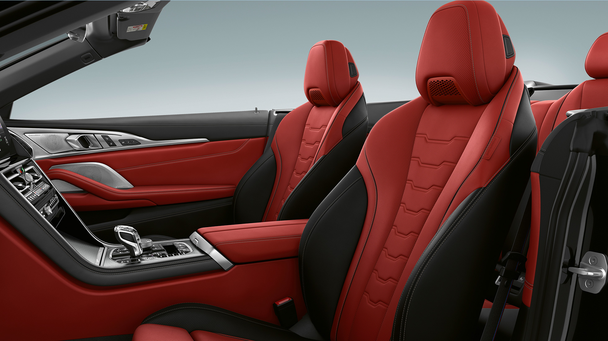 BMW M850i xDrive em preto Carbon metalizado, estofos em pele Merino BMW Individual com pormenores adicionais em vermelho Fiona/preto. BMW M850i xDrive em preto Carbon metalizado, estofos em pele Merino BMW Individual com pormenores adicionais em vermelho Fiona/preto.