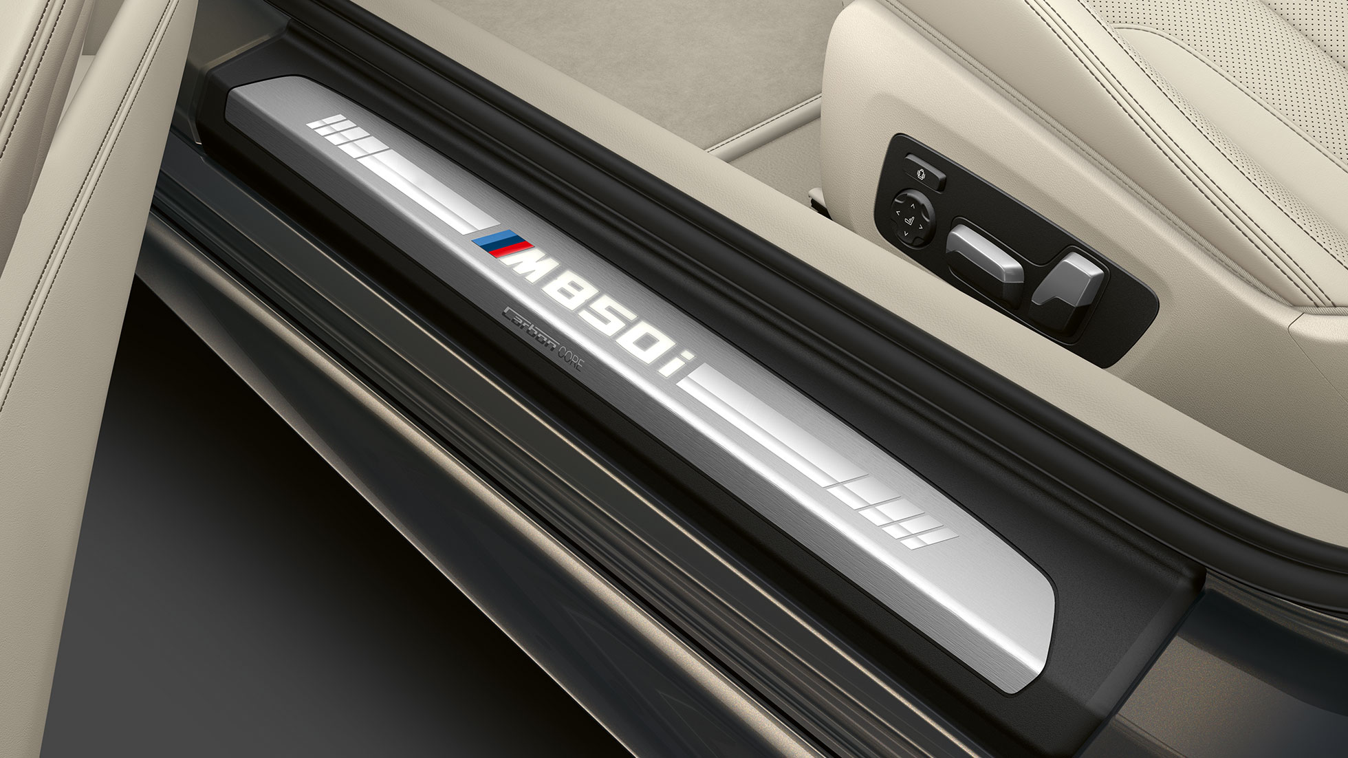 BMW M850i xDrive em cinza Dravit metalizado, soleira da porta. BMW M850i xDrive em cinza Dravit metalizado, soleira da porta.