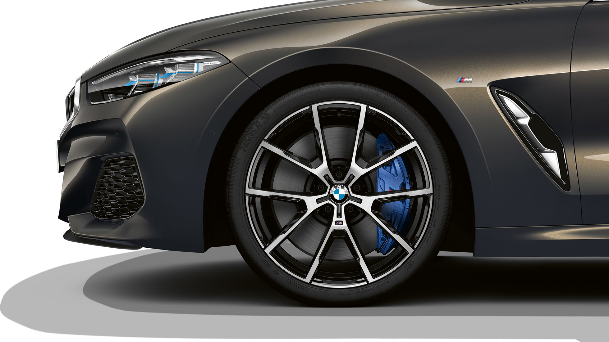 BMW M850i xDrive em cinza Dravit metalizado, jantes de liga leve BMW 728 M de raios em Y de 20". BMW M850i xDrive em cinza Dravit metalizado, jantes de liga leve BMW 728 M de raios em Y de 20".