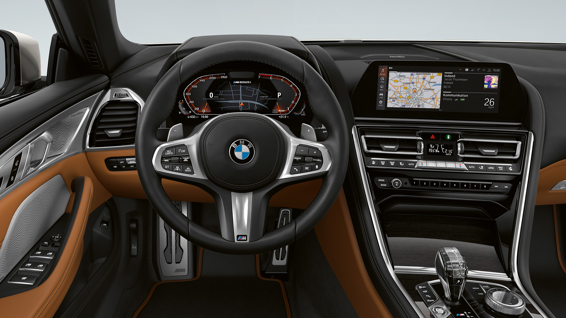 BMW M850i xDrive em branco Mineral metalizado, posto de condução com volante M em pele. BMW M850i xDrive em branco Mineral metalizado, posto de condução com volante M em pele.